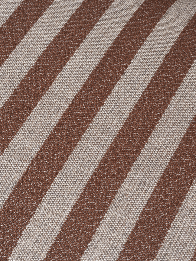 Detail na pruhovanú tkaninu Louisiana 2 vo farbe piesková/hnedá, ktorou je čalúnený pravý modul s opierkou.