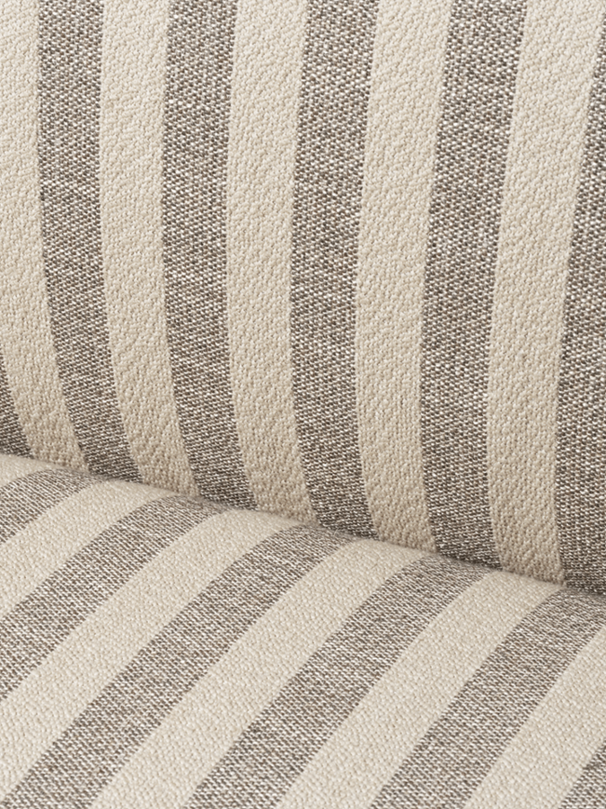 Detail na pruhovanú tkaninu Louisiana 2 vo farbe piesková/off-white, ktorou je čalúnený modul s opierkou.