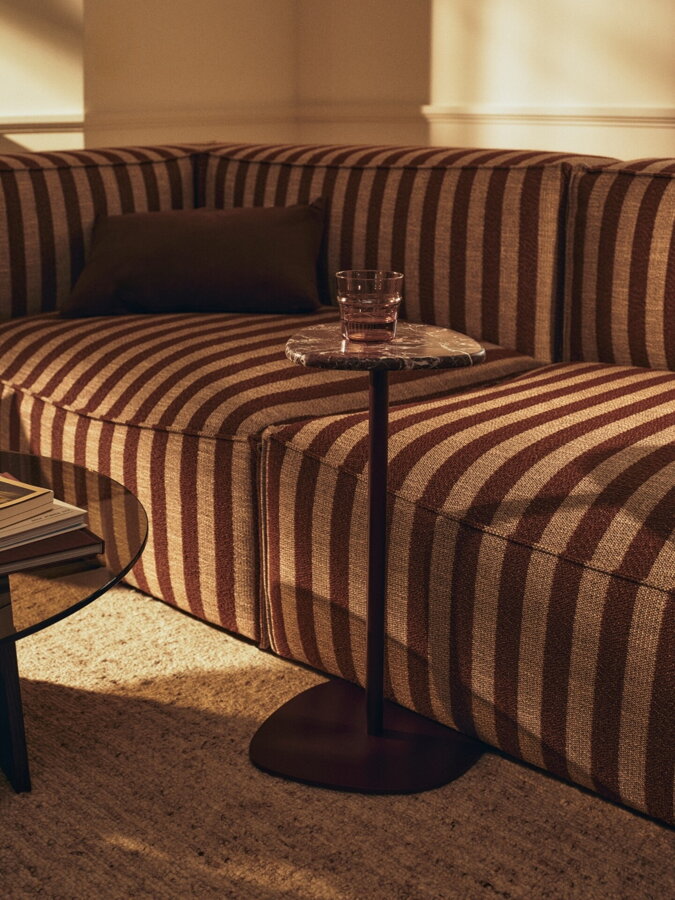 Pruhovaný rohová sedačka v kombinácii farieb piesková a hnedá, v obývačke s príručným stolíkom.