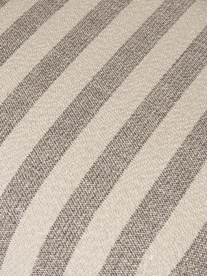 Detail na pruhovanú tkaninu Louisiana 2 vo farbe piesková/off-white, ktorou je čalúnený pravý modul s opierkou.