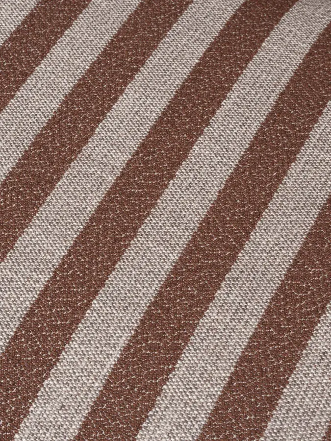 Pruhovaná textília vo farbe piesková/hnedá.