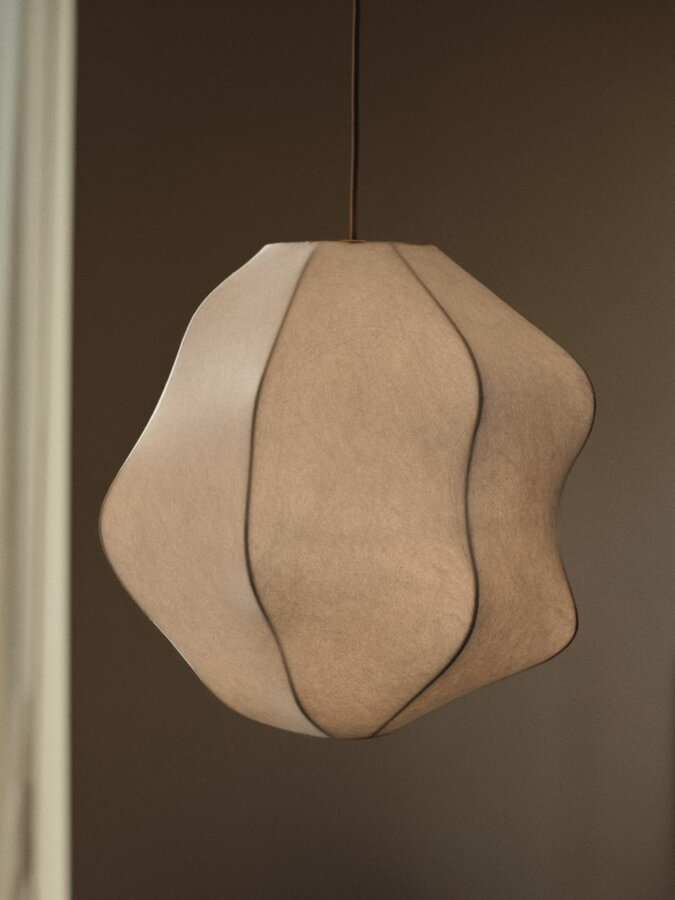 Biele tienidlo Dae na závesnú lampu z jemného netkaného polyméru.