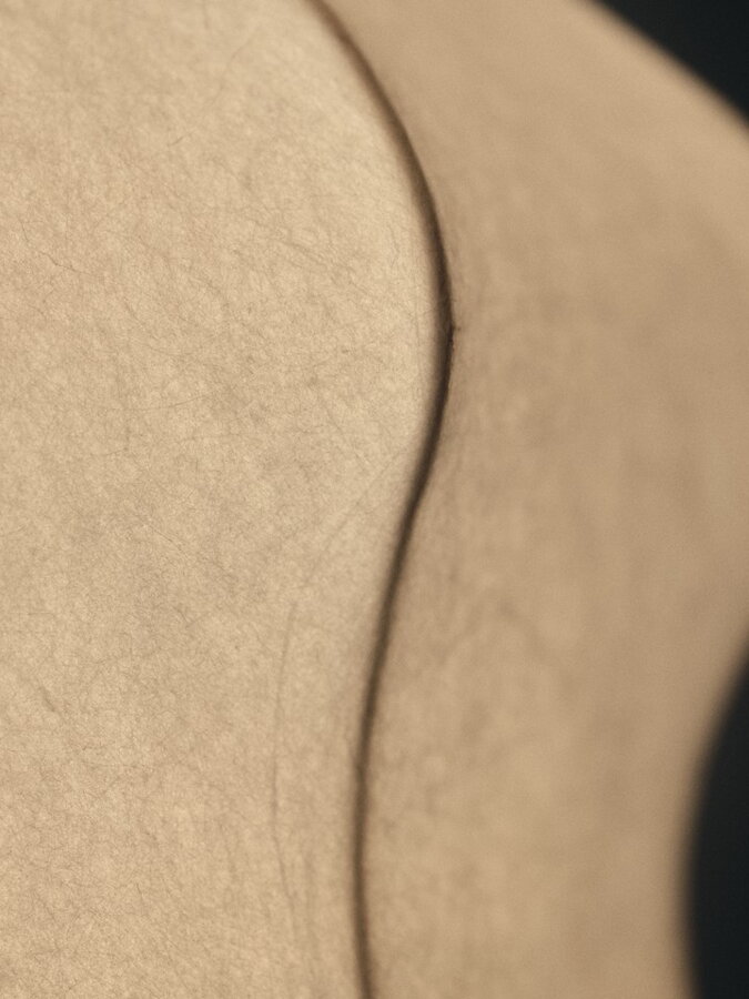 Detail na biely polymérový materiál tienidla Dae.