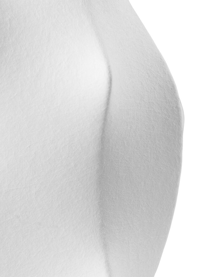Detail na tienidlo bielej stojanovej lampy
