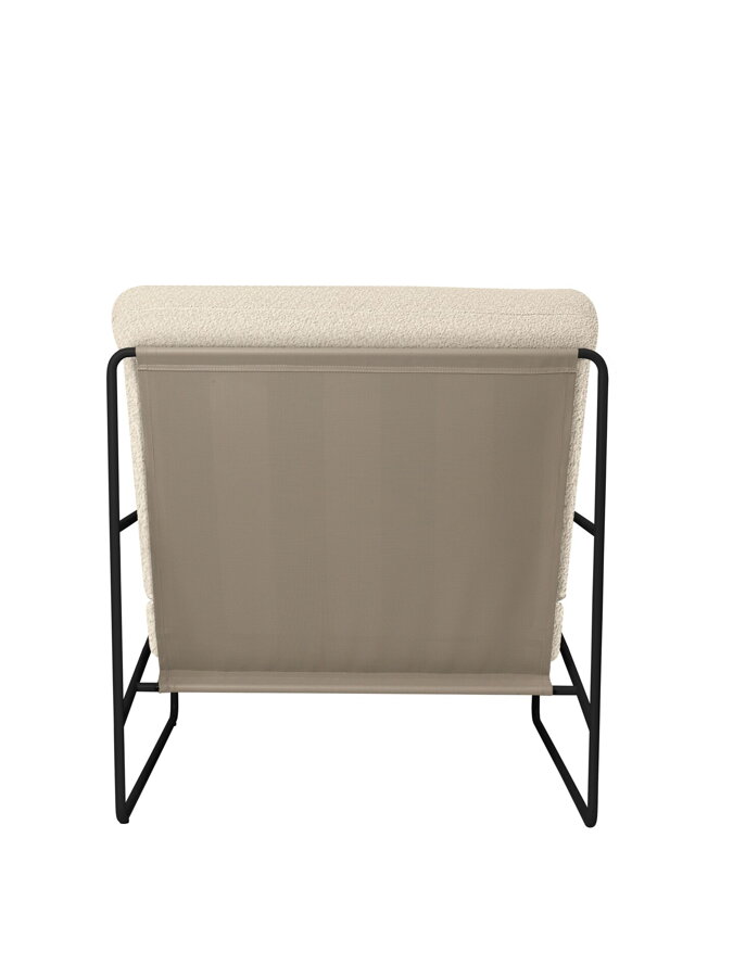 Pohľad zo zadu na záhradné kreslo Desert v čalúnení Pure Bouclé vo farbe off-white, s čiernou kovovou konštrukciou.