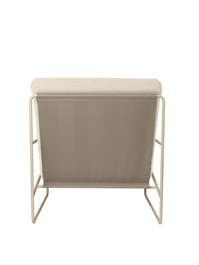 Pohľad zo zadu na záhradné kreslo Desert v čalúnení Pure Bouclé vo farbe off-white, s kašmírovou kovovou konštrukciou.