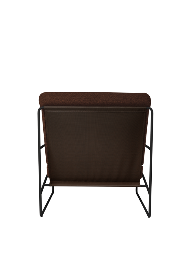 Záhradné kreslo Desert v čalúnení Pure Bouclé v tmavohnedej farbe, s čiernou kovovou konštrukciou a pohľad na jeho zadnú časť.