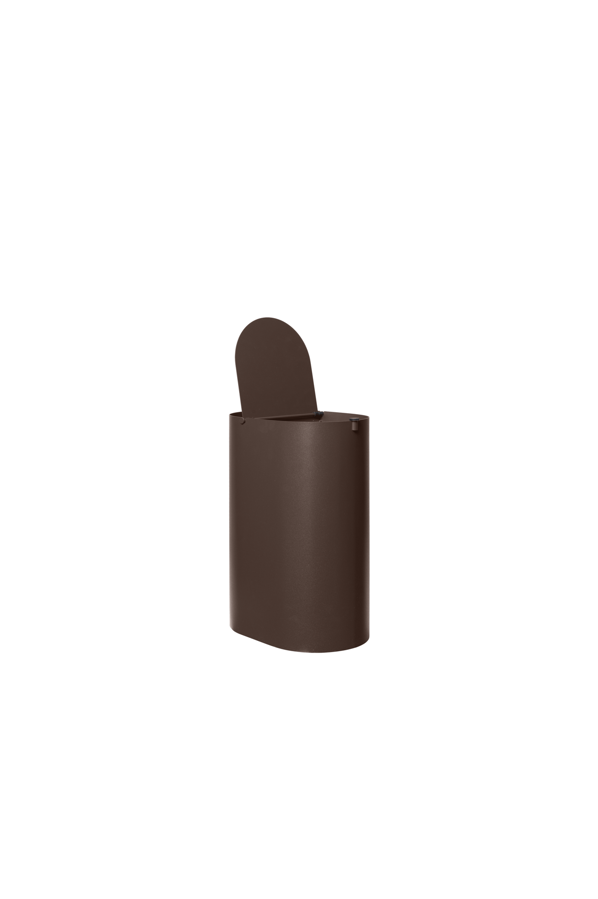 Oválny kovový odpadkový kôš s vekom Enkel Bin Small v tmavohnedej farbe.