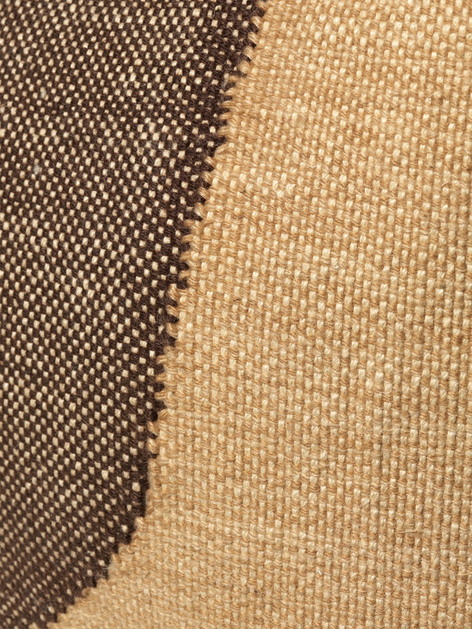 Detail na poťah pufu, ktorý je vyrobený z recyklovanej PET priadze vytvorenej z recyklovaného plastu