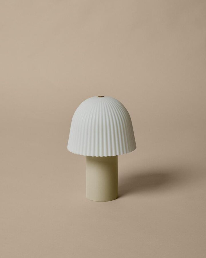 Prenosná lampa Frill v kašmírovobielom farebnom prevedení.