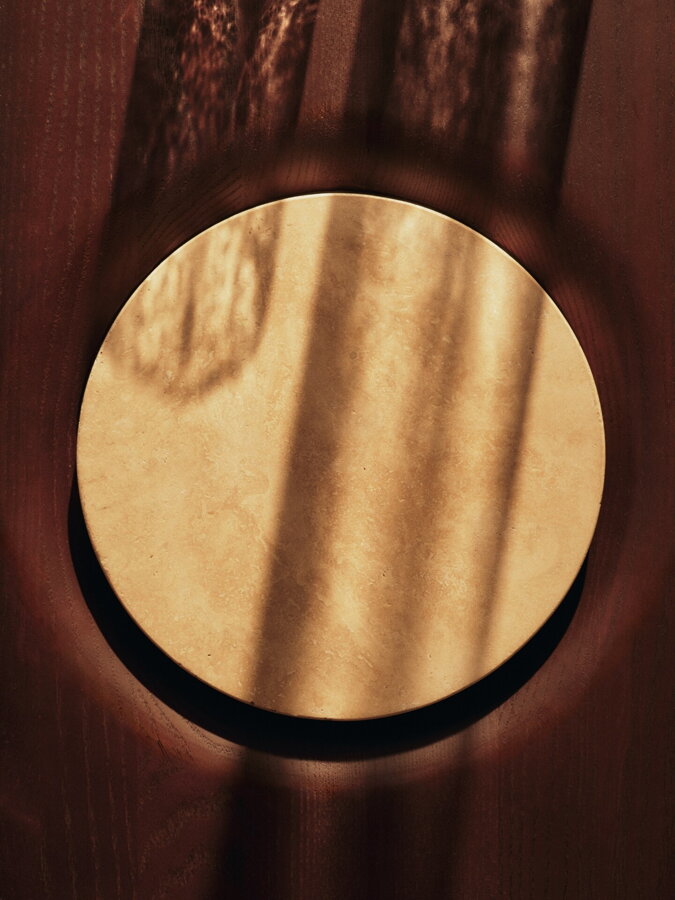 Detail na stolovú dosku travertínovo jaseňového konferenčného stolíka Grova.