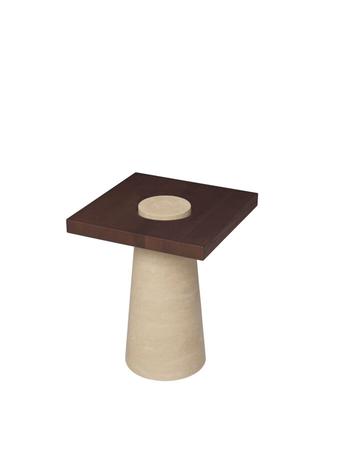 Príručný stolík Grova z travertínu prírodnej farby a karbonizovaného jaseňového dreva.