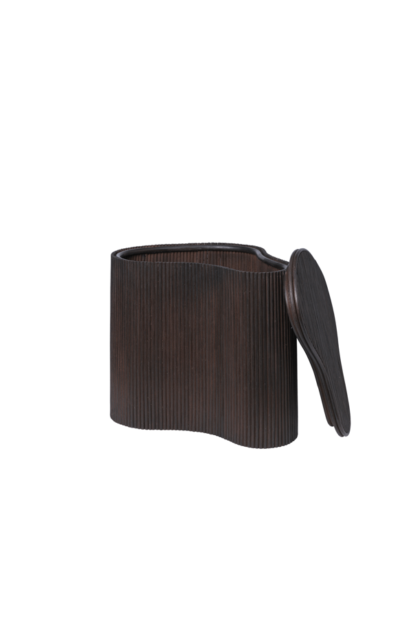Praktický tmavohnedý stolík s úložným priestorom a odkrytým vekom Isola z prírodného ratanu a preglejky.