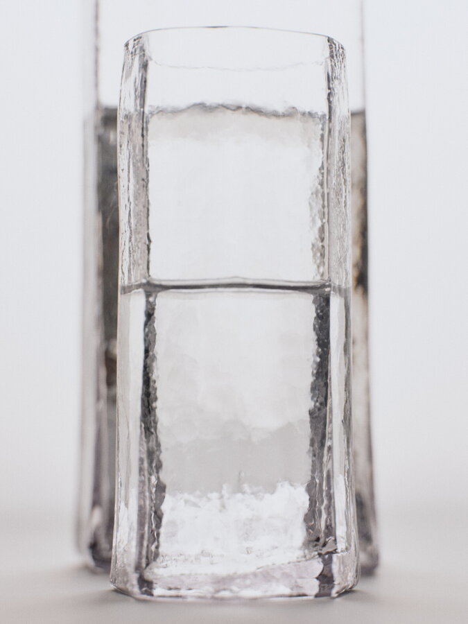 Číry vysoký sklenený pohár s vodou.