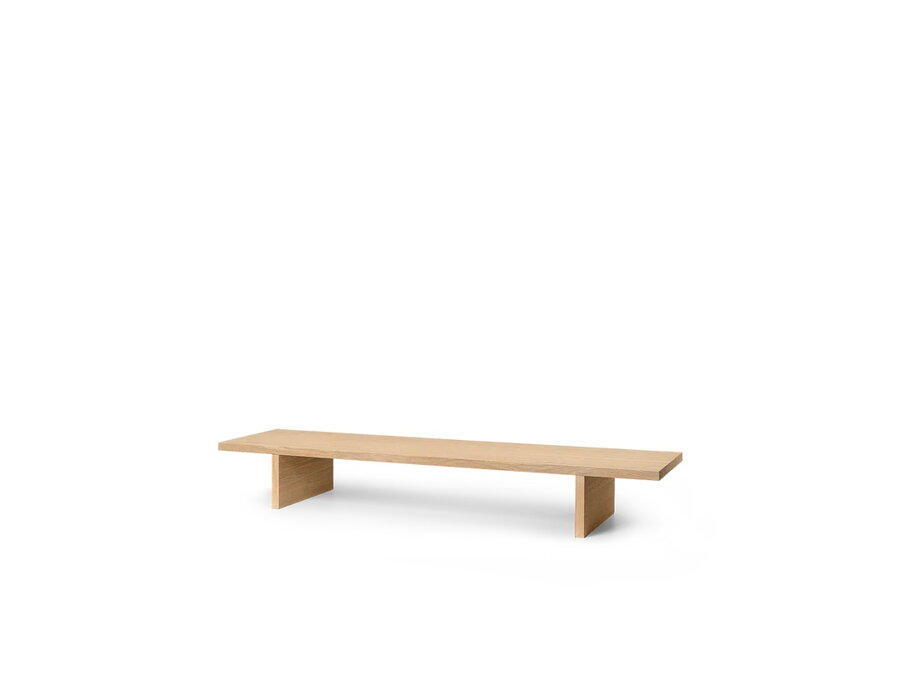 Minimalistický prírodný stolík Display Kona z dubovej dyhy.