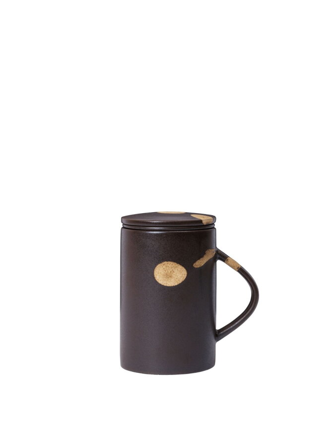 Keramický hrnček na čaj s infuzérom Koyo, v kombinácii tmavohnedej a svetlohnedej farby.