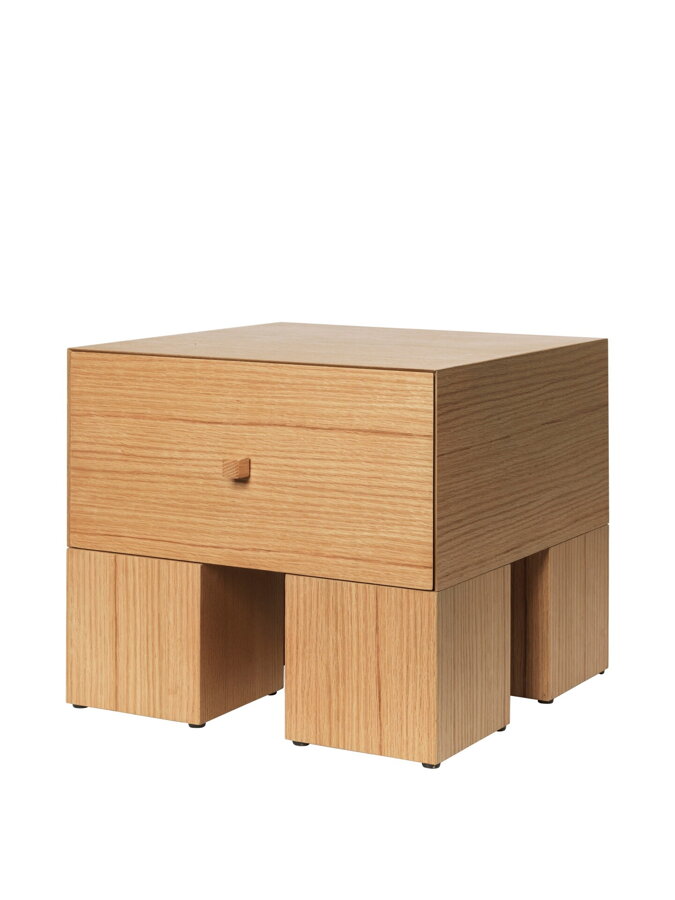 Minimalistický nočný stolík Kuben z dubovej dyhy.