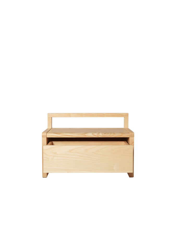 Detská lavica Little Architect s úložným priestorom, z jaseňového dreva prírodnej farby s pootvorenou zásuvkou.