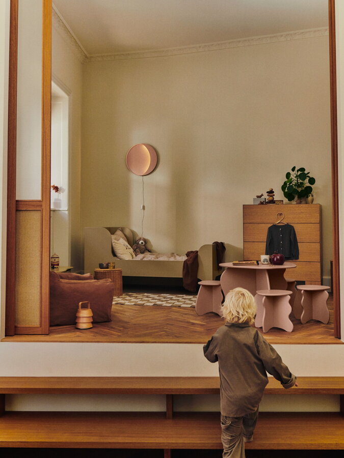 Pohľad do detskej izby, nad posteľou zavesená ružová lampa Neba.