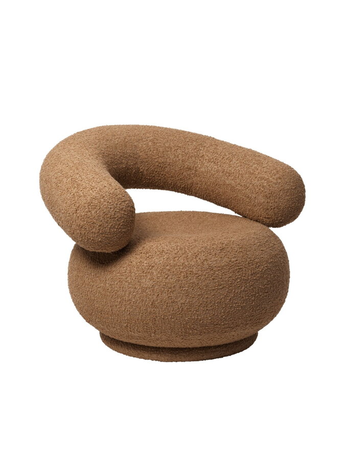 Kreslo Orbo v trendovom čalúnení Raw Bouclé hnedej farby.