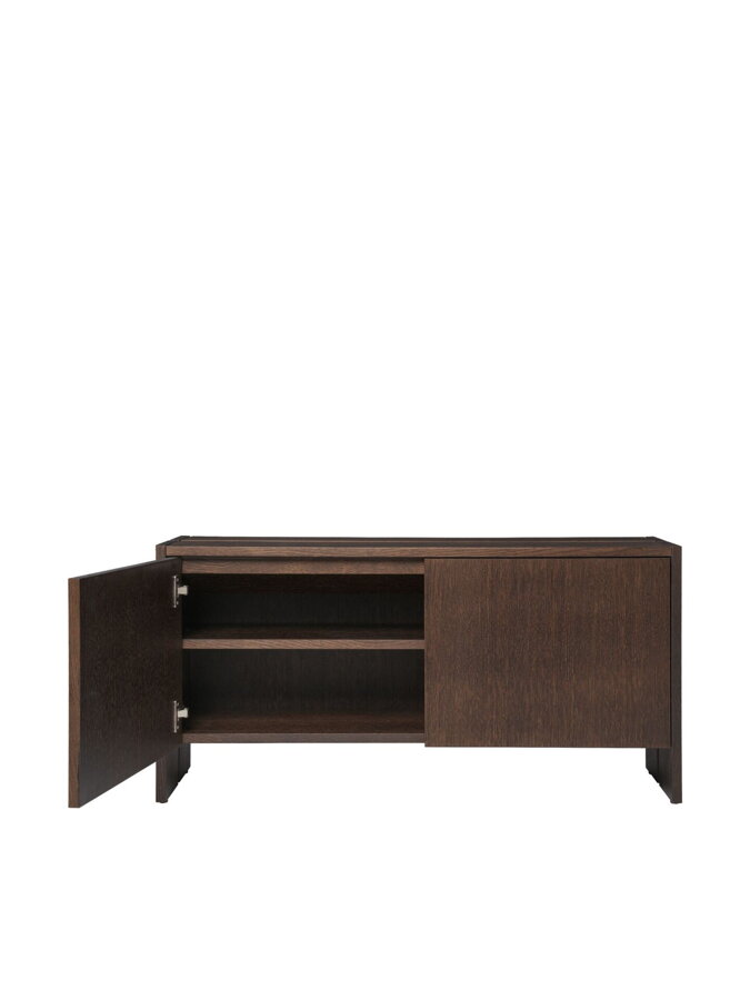 Nízka predsieňová skrinka Parcel s výklopnými policami, z tmavého moreného dubového dreva, s otvorenými dvierkami.