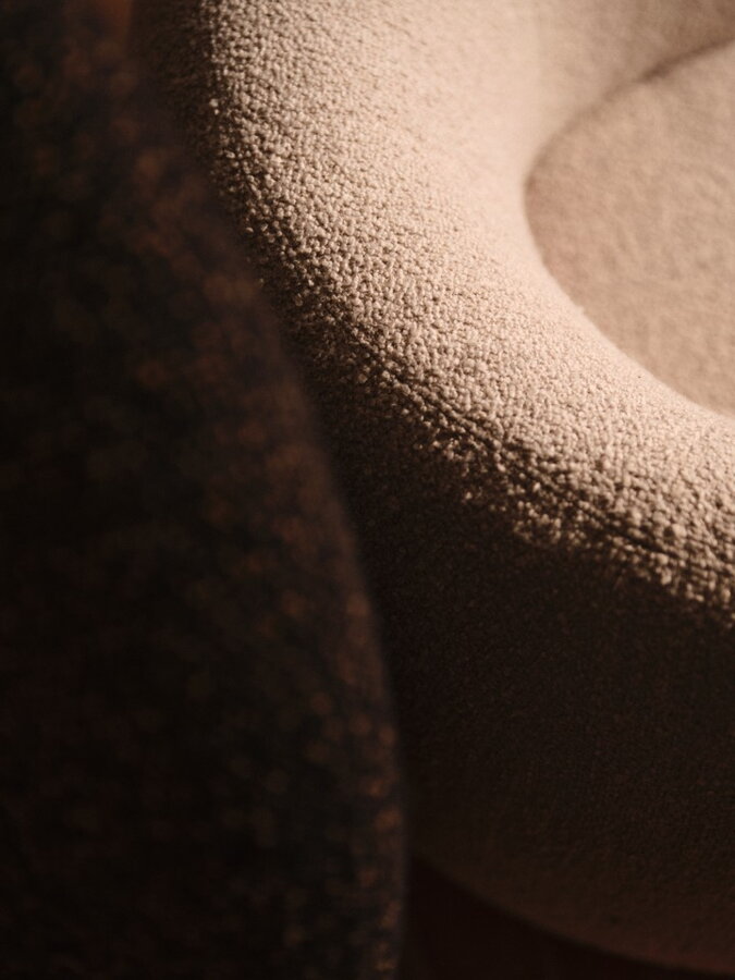 Detail na čalúnenie soft boucle v prírodnej béžovej farbe.