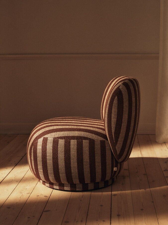 Pruhované pieskovo hnedé kreslo Rico Piccolo v miestnosti, do ktorej prenikajú slnečné lúče.