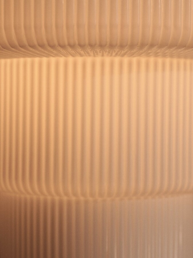 Detail na ryhovaný povrch skla lampy Ripple.