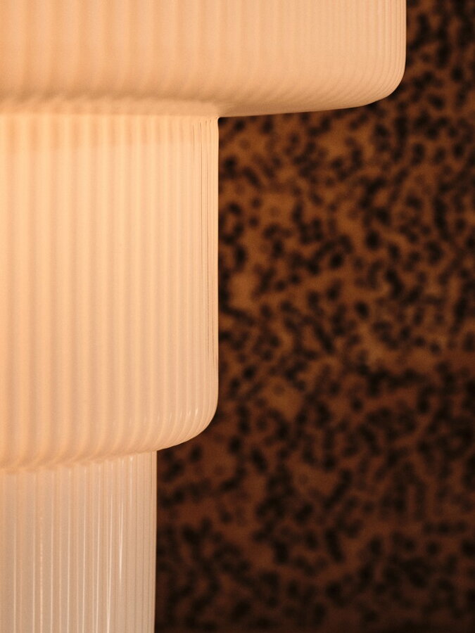 Detail na ryhovaný povrch skla lampy Ripple.
