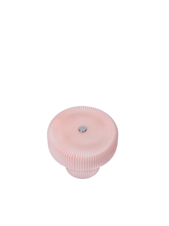 Prenosná lampa Ripple s telom z ručne fúkaného skla svetloružovej farby s vlnitým povrchom a tromi úrovňami jasu.