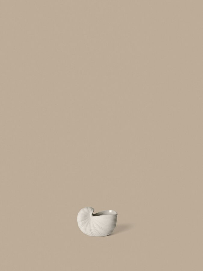 Malý biely dekoračný kvetináč v tvare mušle Shell Pot.