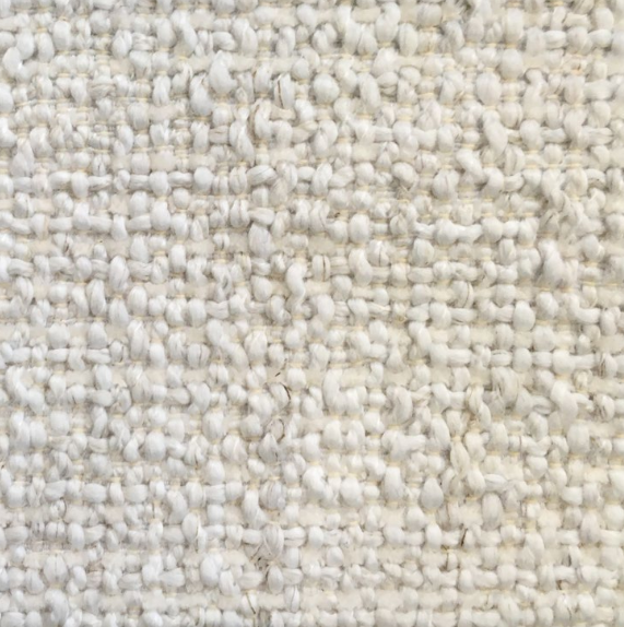 Vzorka tkaniny vo farbe off-white, ktorou je čalúnené kreslo.