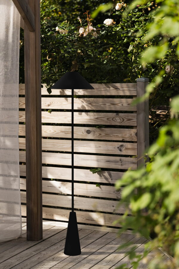 Čierna prenosná stojanová lampa na terase.