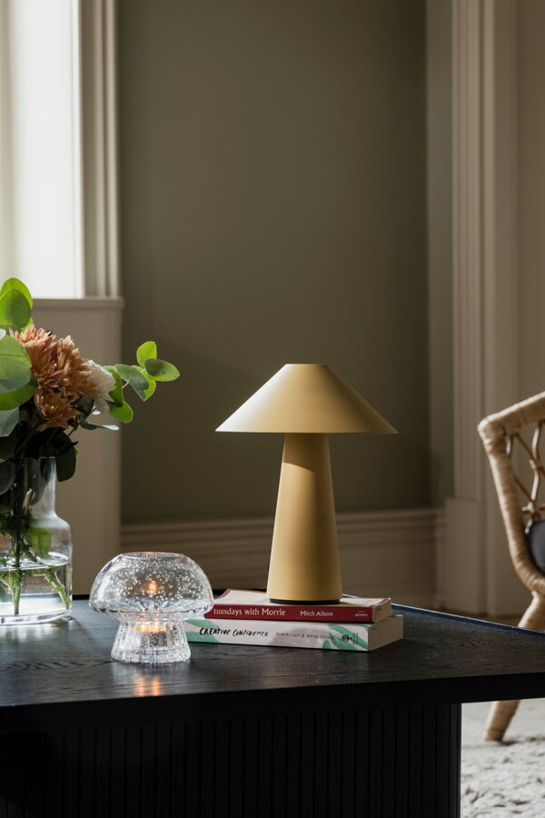 Cannes Oat Yellow hordozható asztali lámpa – világossárga