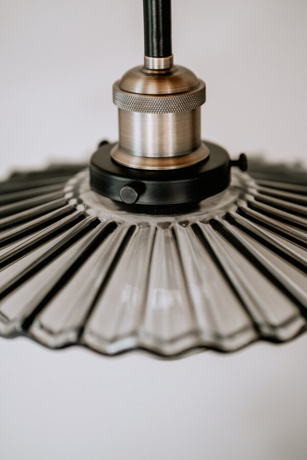 Detail na riasené sklo tienidla lampy Cobbler v dymovej farbe.