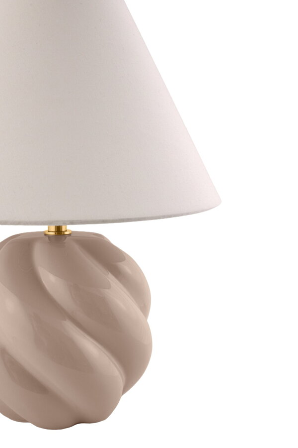 Stolová lampa Dahlia s lesklou béžovou keramickáou základňou s unikátnou vlnitou textúrou a elegantným bielym bavlneným tienidlom farby.