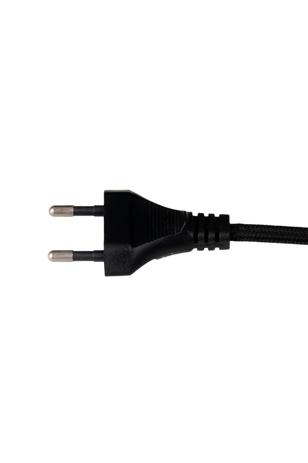 Čierny kábel so zástrčkou.