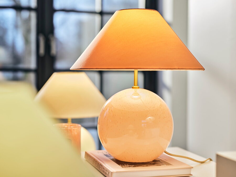 Svetloružová a svetložltá stolová lampa Iris.