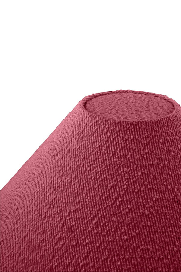 Detail na tkaninu bouclé tienidla na stojanovú lampu v tmavočervenej farbe.