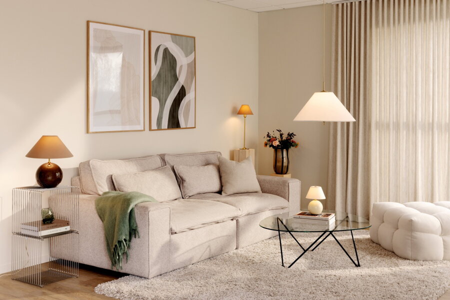 V béžovo ladenej obývačke viaceré svietidlá z kolekcie Iris - závesné aj stolové.