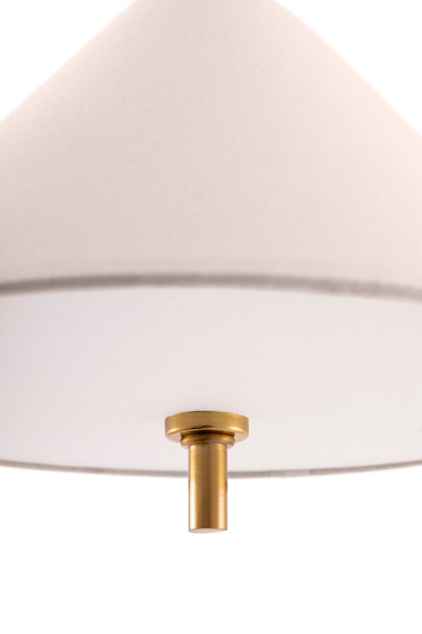 Detail na krémové tienidlo závesnej lampy Iris s prvkami v prevedení brúsenej mosadze.
