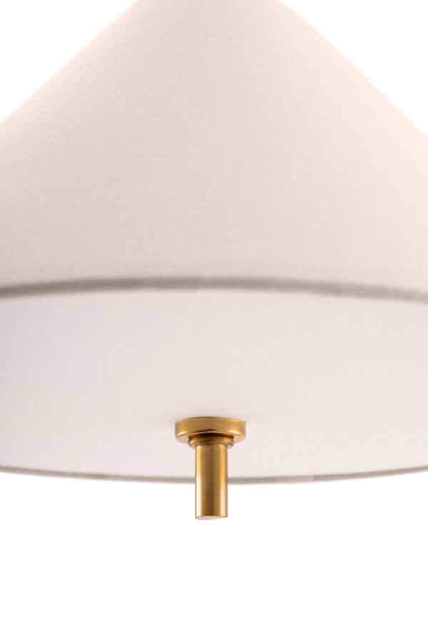 Detail na krémové tienidlo závesnej lampy Iris s prvkami v prevedení brúsenej mosadze.