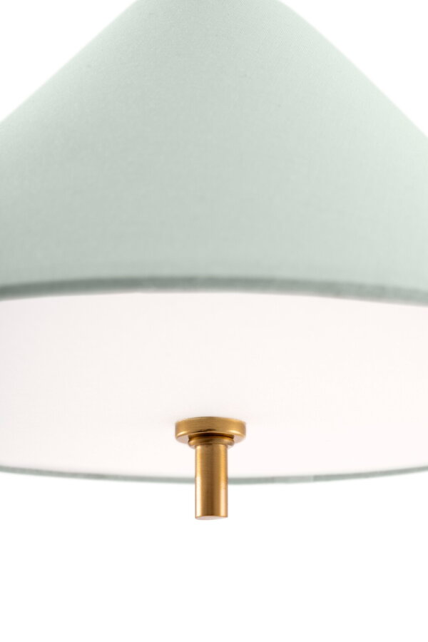 Detail na svetlozelené tienidlo závesnej lampy Iris s prvkami v prevedení brúsenej mosadze.