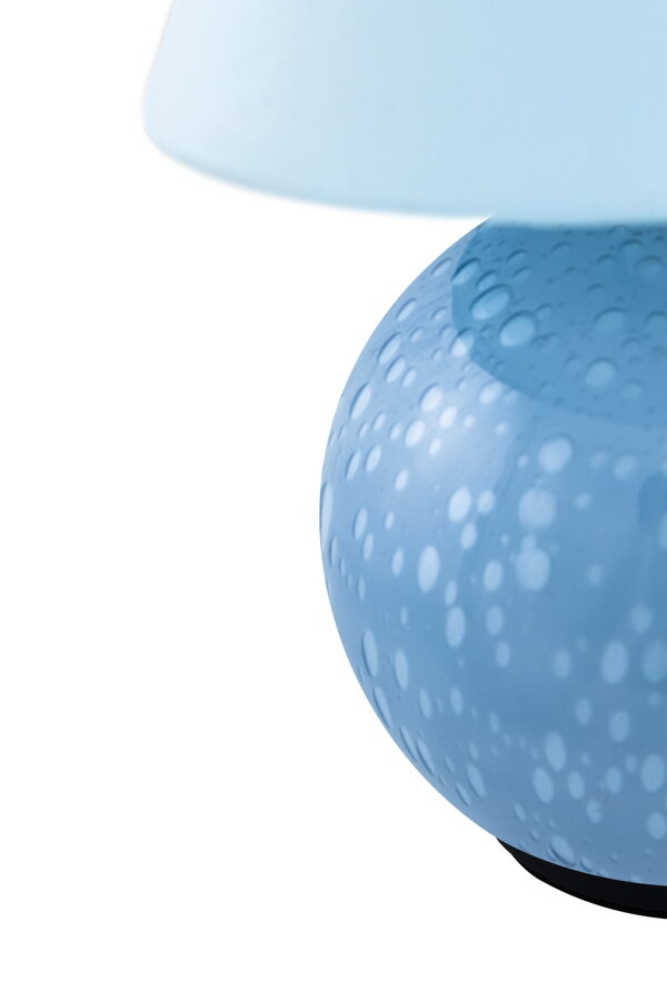 Detail na okrúhlu základňu lampy z ručne fúkaného skla modrej farby.