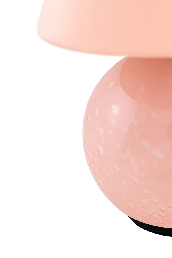 Detail na okrúhlu základňu lampy z ručne fúkaného skla svetloružovej farby.