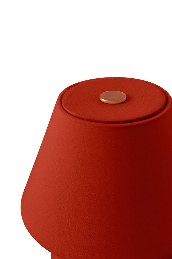 Detail na tmavočervené tienidlo lampy.