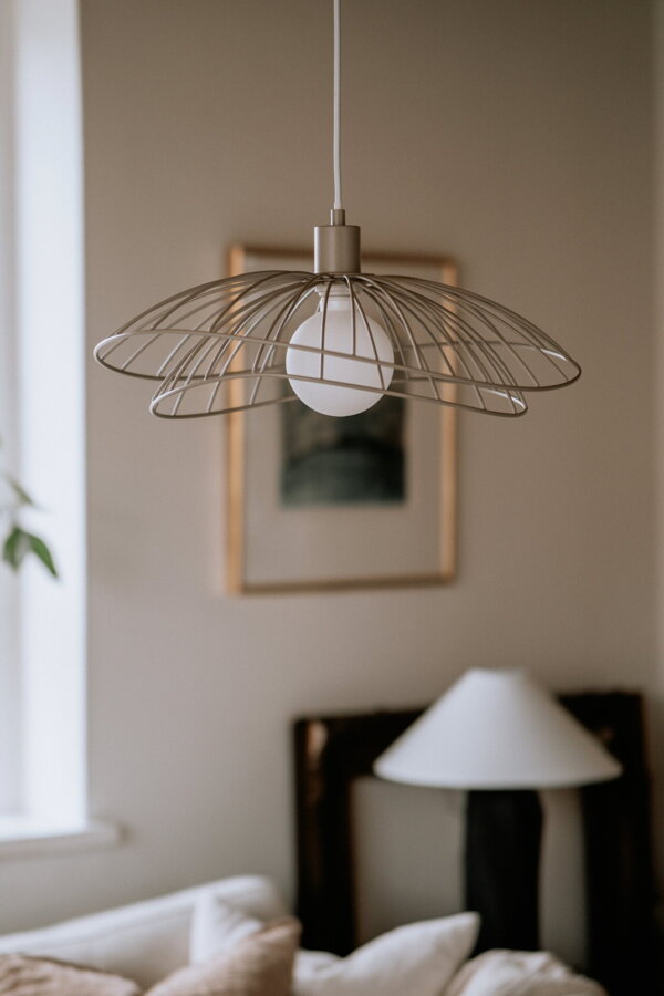 Dizajnová závesná lampa Ray s kovovým tienidlom v hnedosivej farbe.