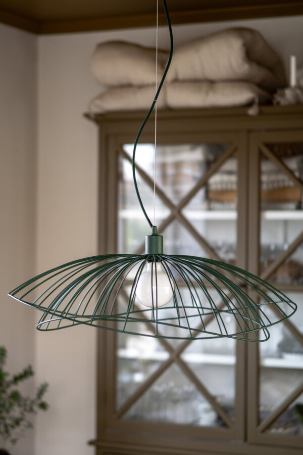 Zelená modulárna kovová závesná lampa.