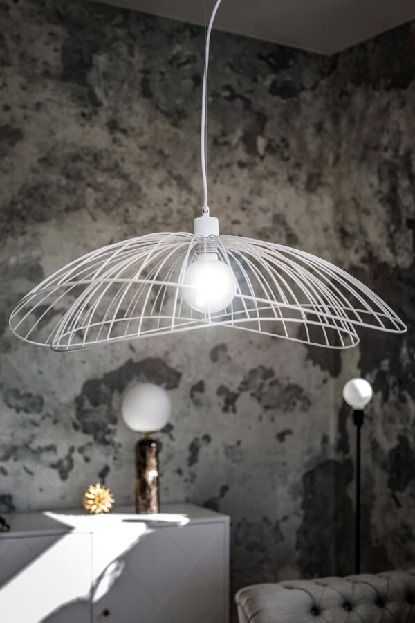 Biela kovová závesná lampa Ray.