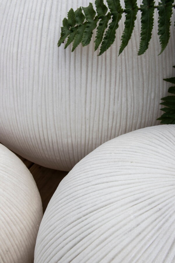 Detail na vrúbkovaný povrch bielej exteriérovej lampy Sandhamn.